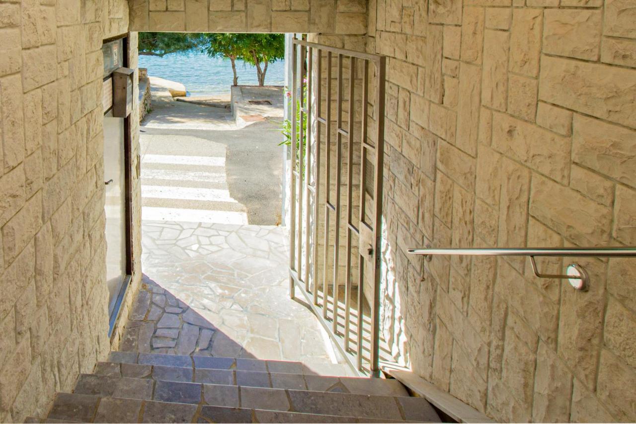 Galapagus Privat Beach & Boat Dock Apartment Metajna Exterior photo